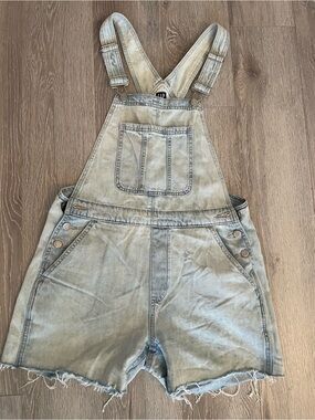 Gap Light Wash Denim Overall Shorts size
Small